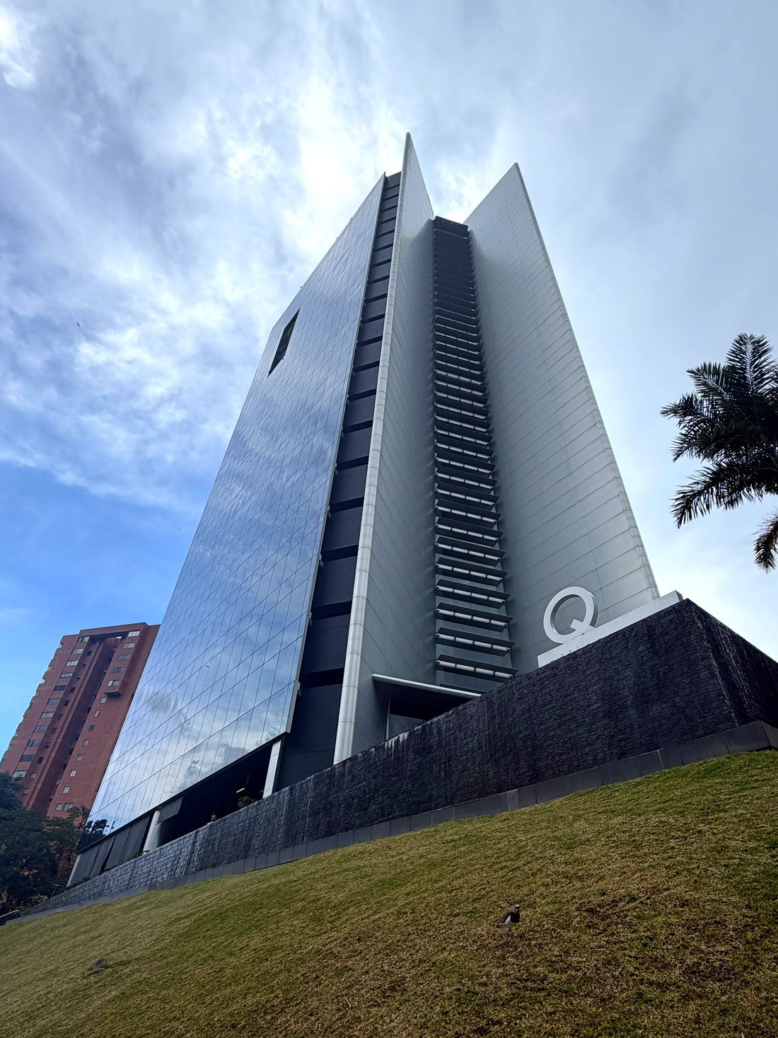 Q Office — el edificio de la clínica Smile On en Medellín