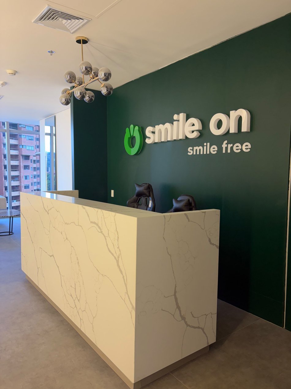 Recepción de Smile On en El Poblado, Medellín
