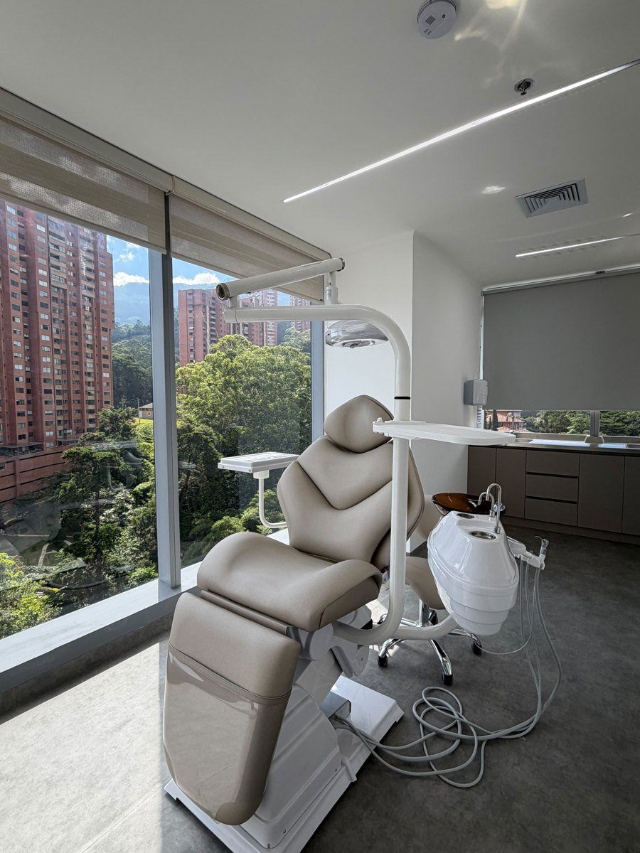 Consultorio de Smile On con ventanales de piso a techo