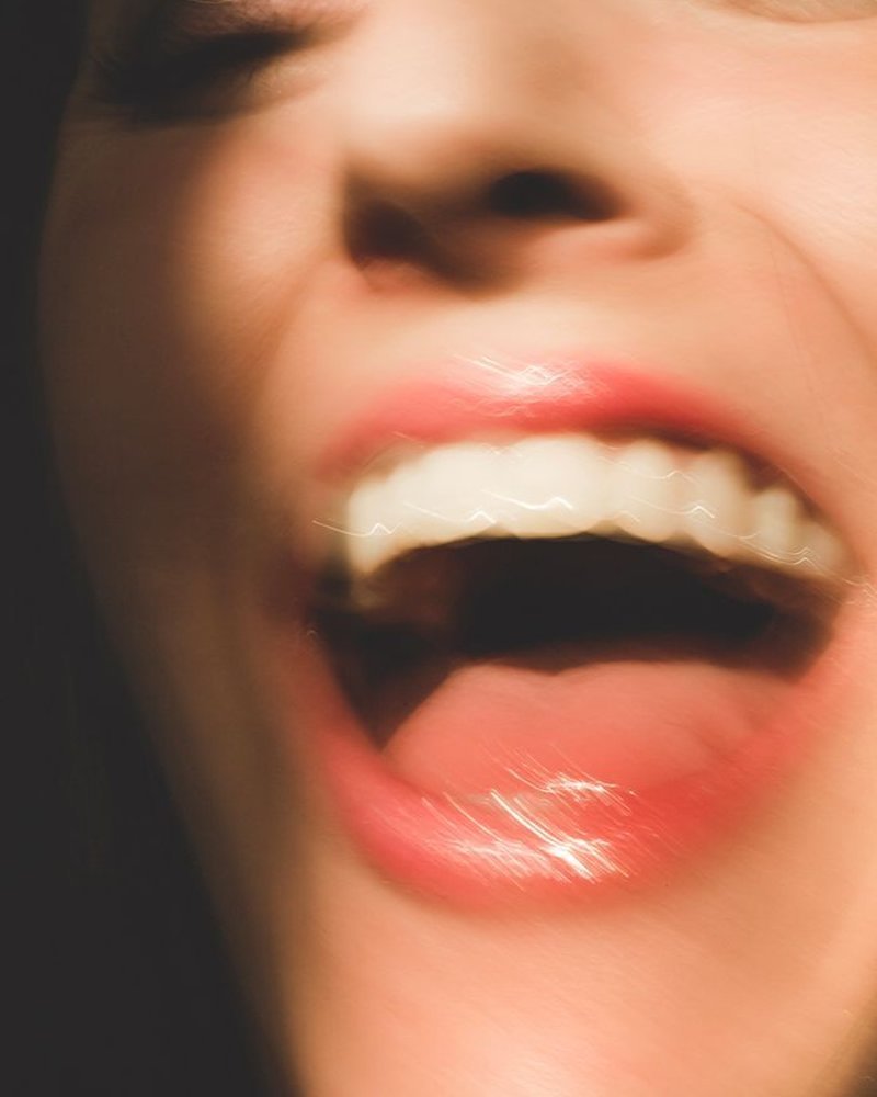 Una sonrisa real de Smile On, en primer plano