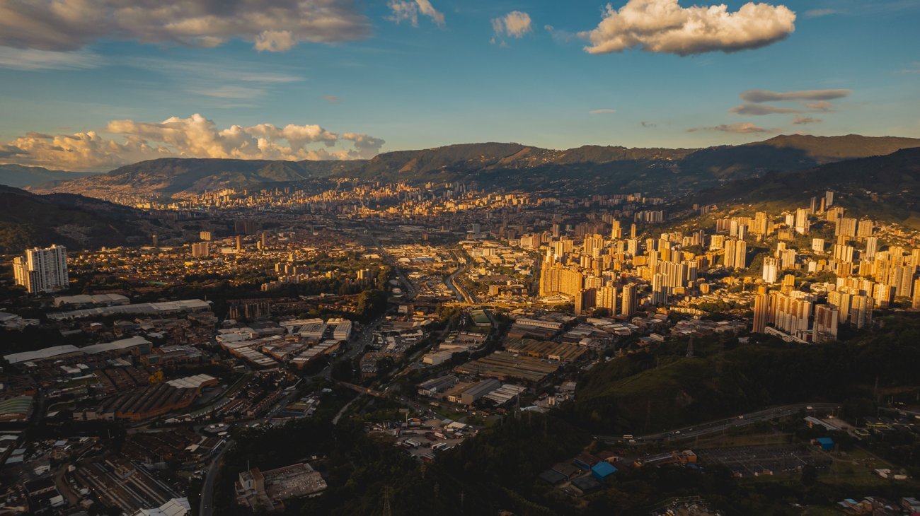 Vista aérea de Medellín en el valle al atardecer