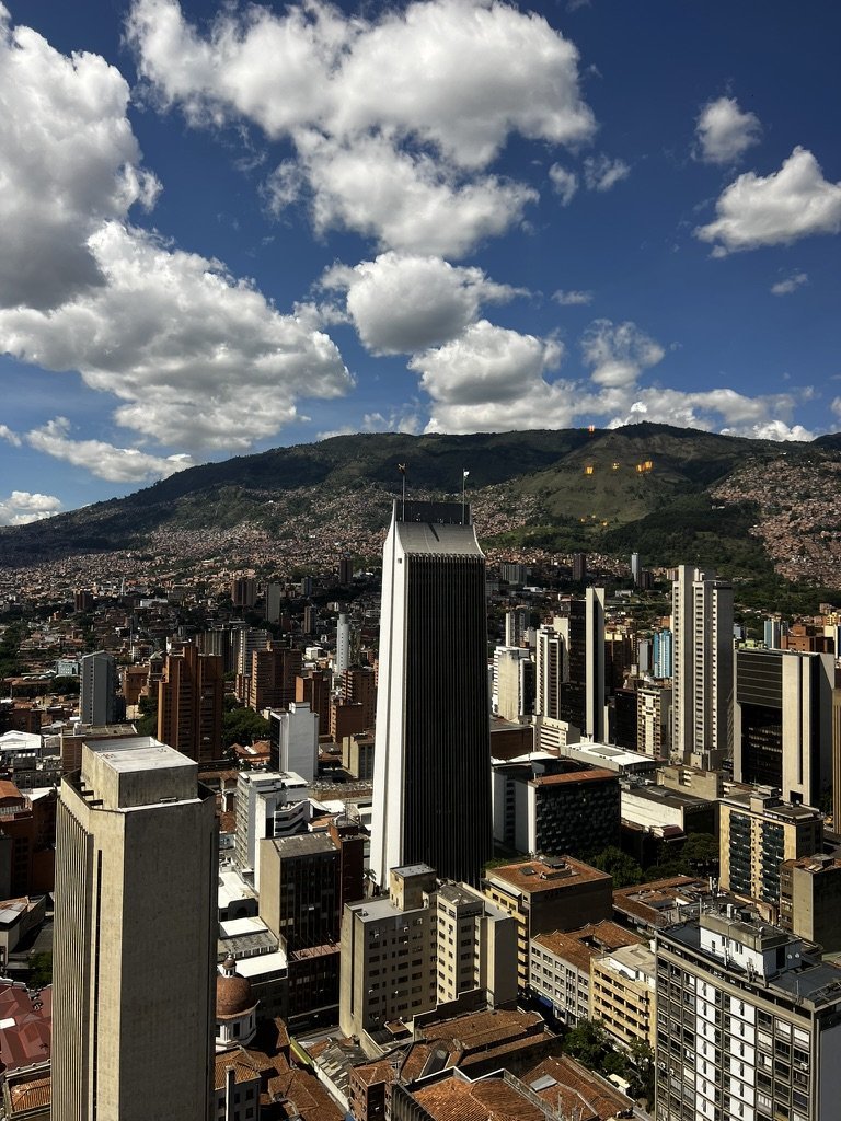 El skyline del centro de Medellín con las montañas alrededor