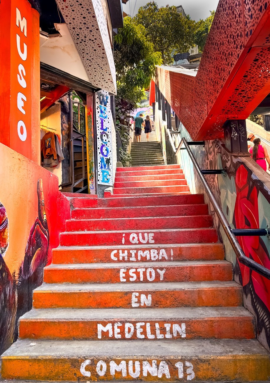 Las coloridas escaleras de la Comuna 13