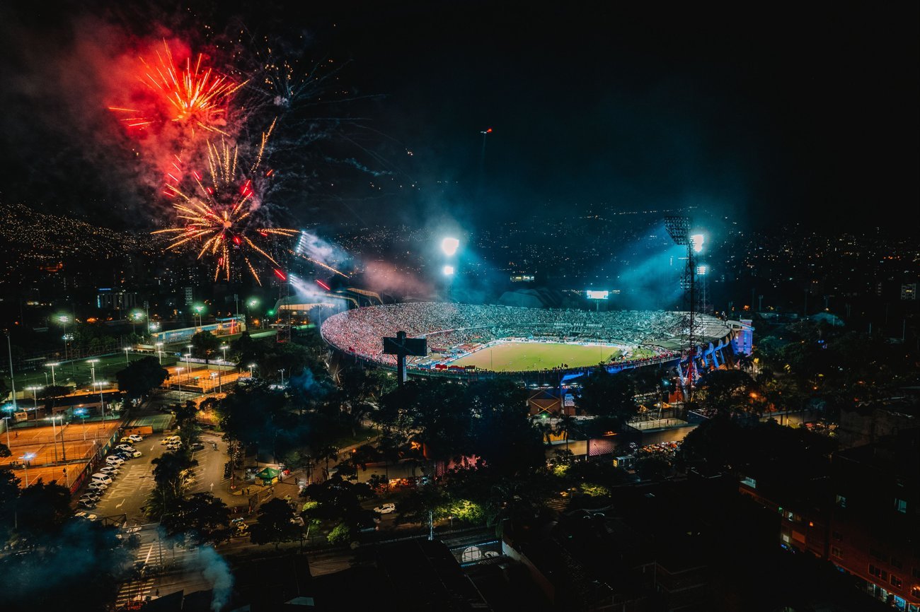 Fuegos artificiales sobre el estadio Atanasio Girardot