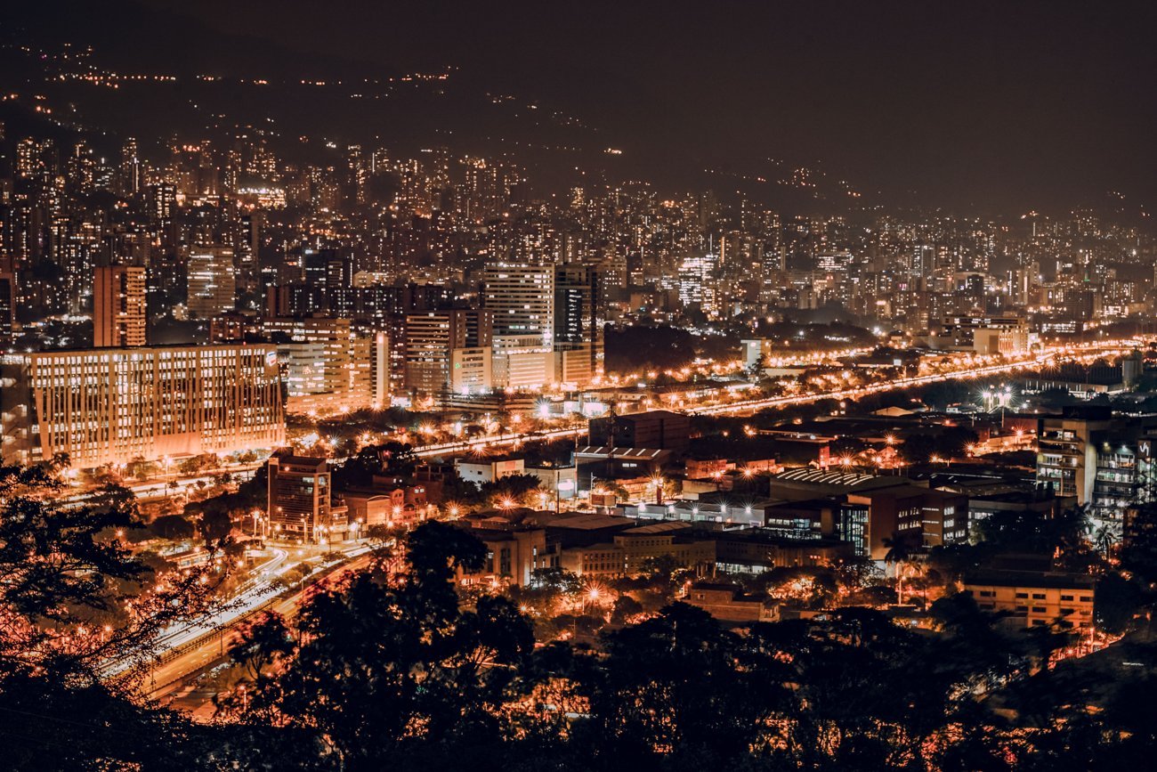 El skyline de Medellín iluminado de noche